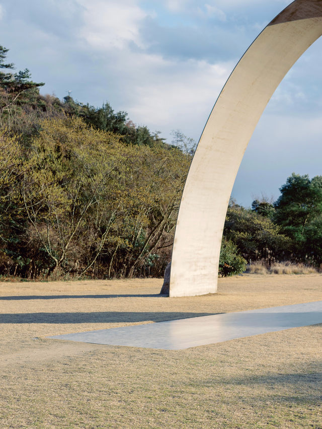 🌅日本直島的李禹煥藝術館，是極簡主義藝術的極致呈現