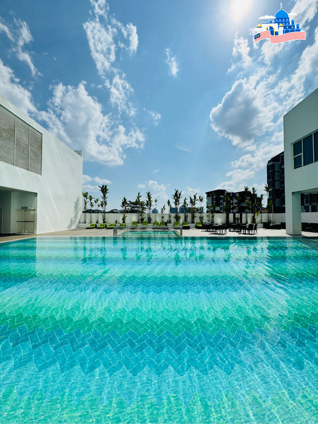 🇲🇾 Awesome swim at Pullman Kuching pool