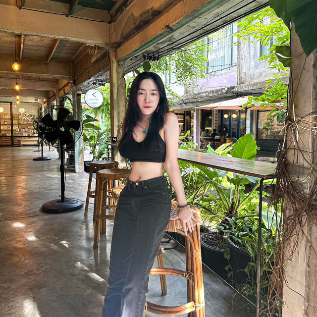 โรงละครและคาเฟ่ กาลิเลโอเอซิส ใกล้บรรทัดทอง 