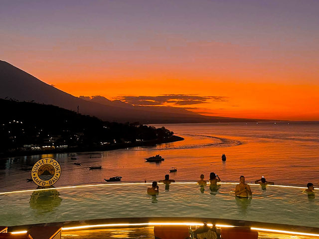 Golden Horizons at Sunset Point, Amed