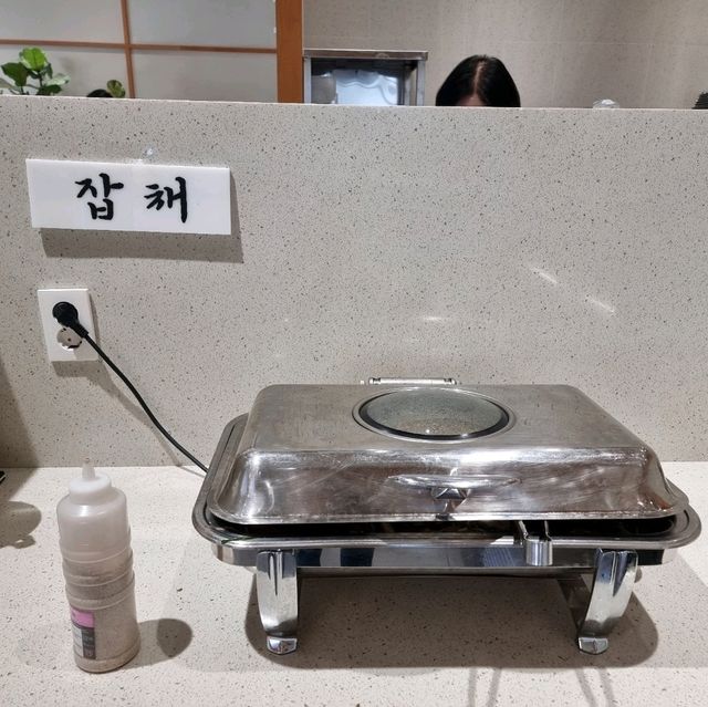 깔끔하고 모던한 식당에서 화덕에 구운 생선구이를