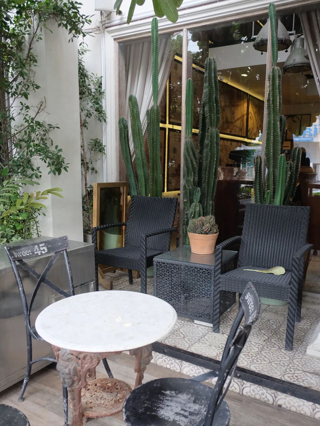 Hotel Yayee |  รร.ดีไซน์เก๋ ย่านนิมมาน 🌵
