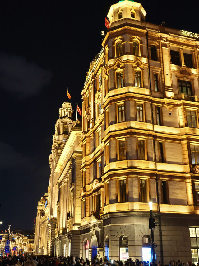 แสงสีของ The Bund ยามค่ำคืนมา