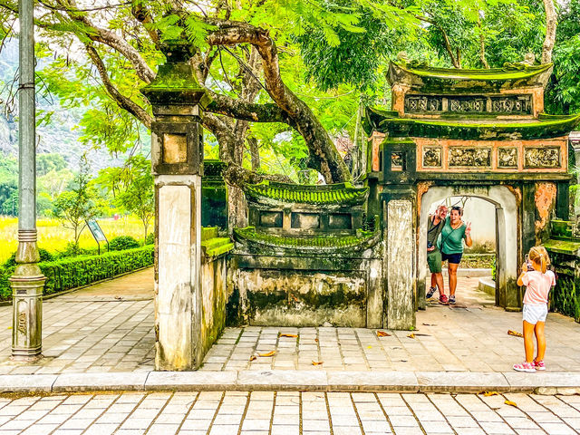 Temple of Emperor Le Dai Hanh...닌빈