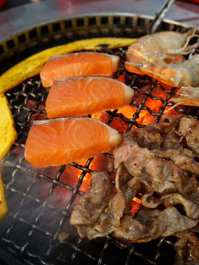 ร้านบุฟเฟ่ต์ปิ้งย่างเตาถ่าน ของเฮียนพ “ รสดีเด็ด” 