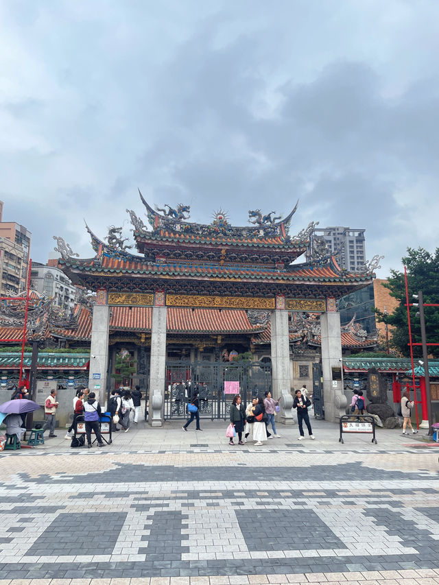 ขอพรแบบปังๆ ที่วัดหลงซาน | Longshan Temple