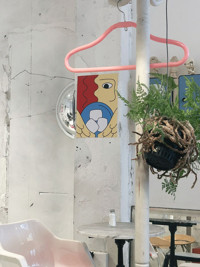 넓은 통창과 귀여운 디저트가 매력적인 웜브라운에서 겨울 데이트🩷🍓