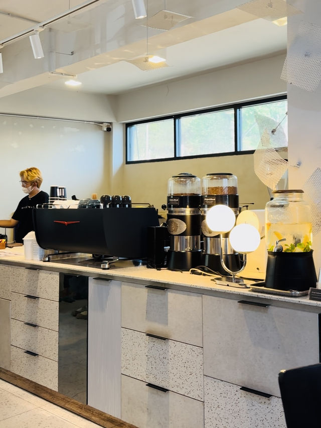 Hiddle Lab บางแสน คาเฟ่ ริมทะเล ชิลๆ