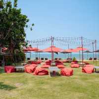 ✨ร้านอาหารสีแดงโดดเด่น บรรยากาศดี ติดทะเล