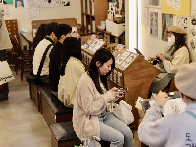 來韓國一定要體驗 似顏繪店，ACORN CARICATURE (도토리캐리커쳐) 橡子漫畫似顏繪帶你秒變卡通人物而且好便宜啊
