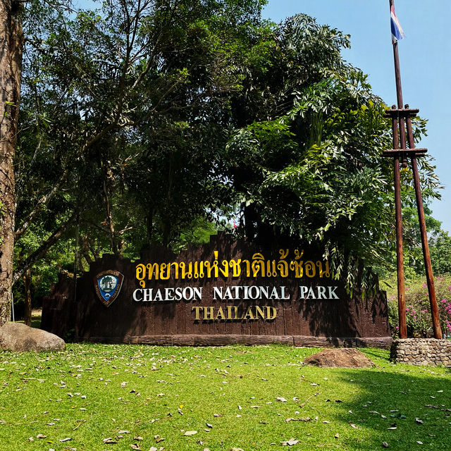 สัมผัสน้ำตกใส ใกล้บ่อน้ำผุร้อน