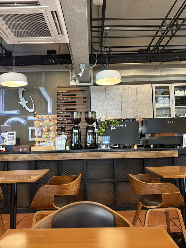 Deploy Space Cafe คาเฟ่ที่ติด BTS รัชโยธิน