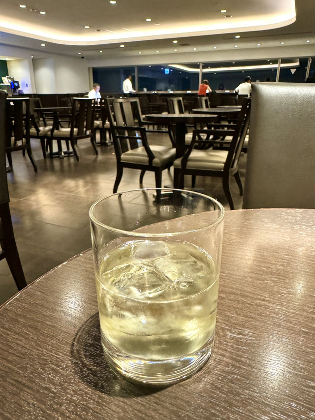 東京　東京観光　JAL 国内線サクララウンジにはシャワーがあった！
