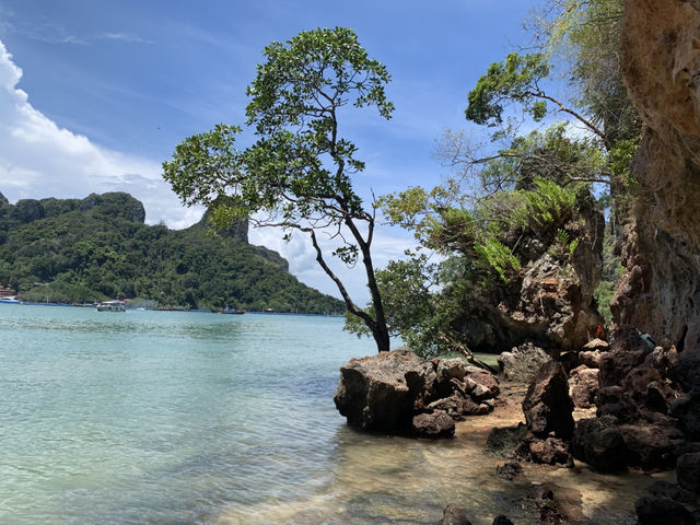 หาดไร่เลย์ กระบี่:หาดสวย ทะเลใส มีภูเขาใหญ่โอบล้อม