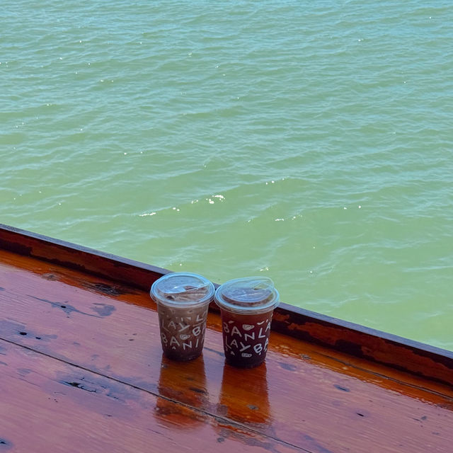 คาเฟ่ริมทะเลสุดชิล Vibes สวยดีต่อใจ #พัทยา 🥤🌊💙