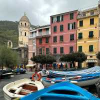 🏡 *Cinque Terre: A Rainbow Cascade of Seaside Villages* 🌊🌿