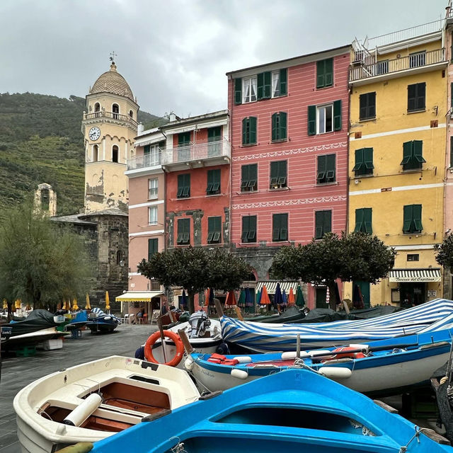 🏡 *Cinque Terre: A Rainbow Cascade of Seaside Villages* 🌊🌿