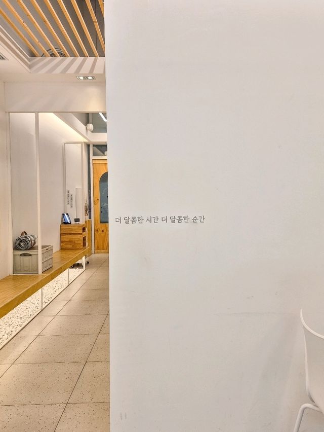깔끔한 인테리어와 따뜻한 소금빵이 맛있는 하남 감성 카페 추천