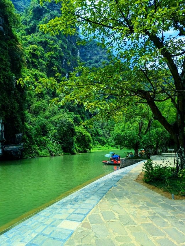 Temples and Caves, The better version of Halong Bay