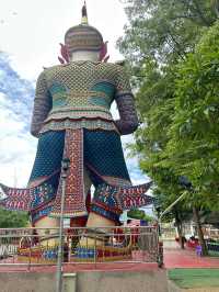 แวะสักการะ •ท้าวเวสสุวรรณ• แห่งวัดลาดบัวขาว