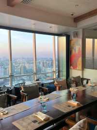 🌟 Sky-High Luxury in the Heart of Bangkok! 🏙️🍹✨