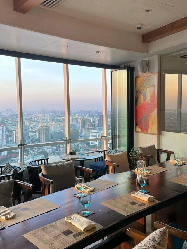 🌟 Sky-High Luxury in the Heart of Bangkok! 🏙️🍹✨