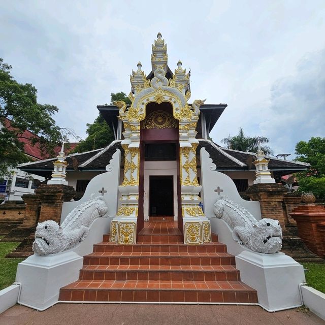 ชมหอธรรมและพิพิธภัณฑ์ หลวงปู่จันทร์ กุสโล