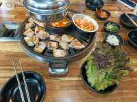 明洞爆紅金屬風自助烤肉，夾肉烤肉停不下來。