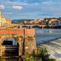 イタリア、フィレンツェのアルノ川沿いを散歩してリラックス