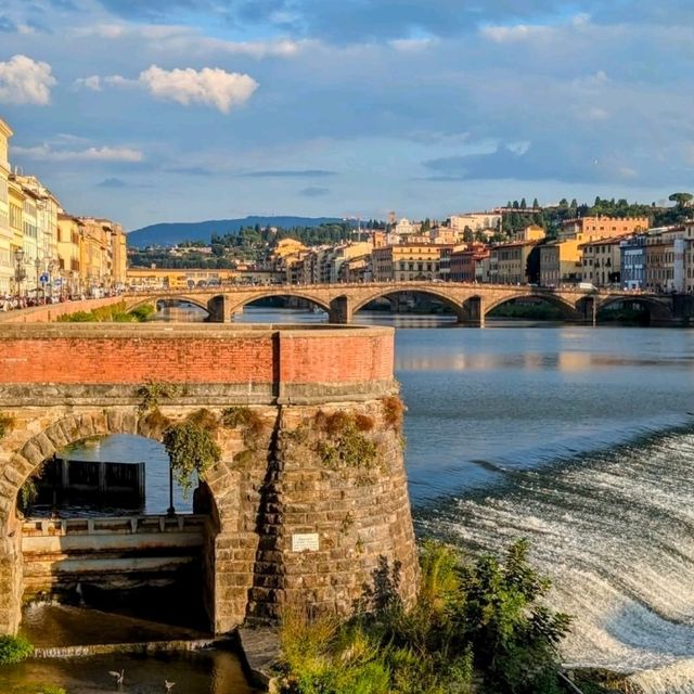 イタリア、フィレンツェのアルノ川沿いを散歩してリラックス