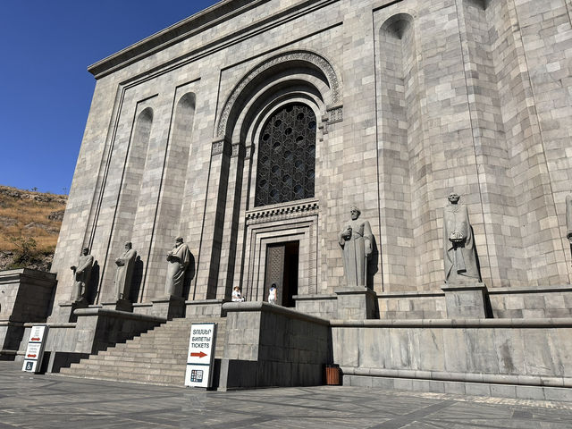【Matenadaran／マテナダラン｜エレバン“古写本の要塞に眠る人類の知の泉”】