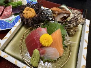 Enjoying the Delicacies of the Sea at Kaike Onsen
