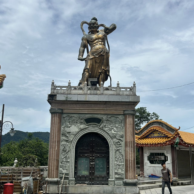 Solo Traveler's Guide to Kek Lok Si Temple: Penang's Majestic Buddhist Wonder** 🏯
