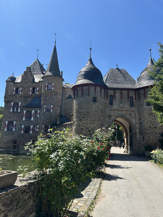 ย้อนเวลาสู่ปราสาทในเทพนิยายที่ Burg Satzvey 🏰💫