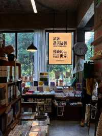 11pm in the city, but bookstore is still open 🫶🏻✨
