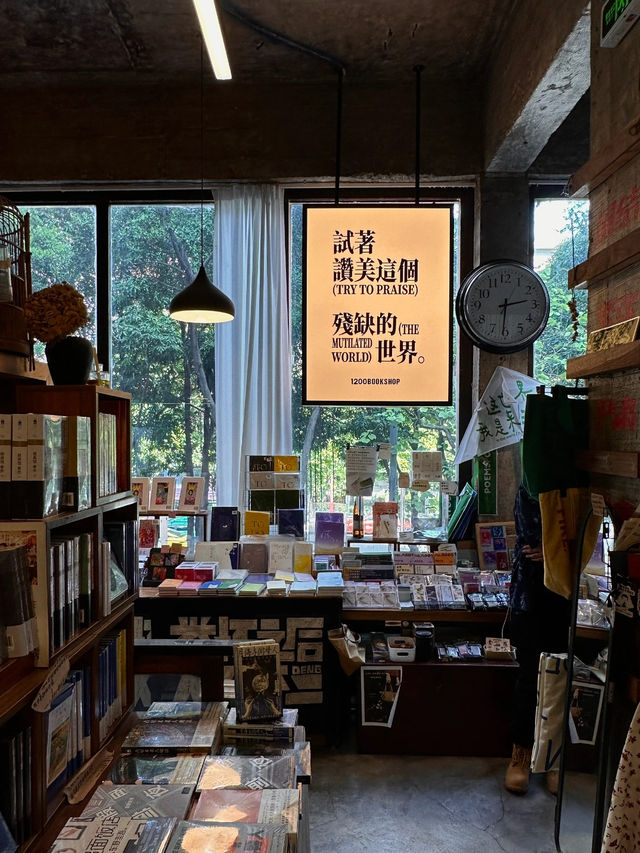 11pm in the city, but bookstore is still open 🫶🏻✨