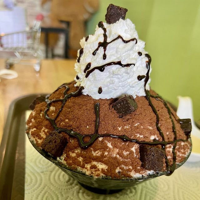 雪のようにふわふわの氷とたっぷりのトッピングが魅力のお店🇹🇭