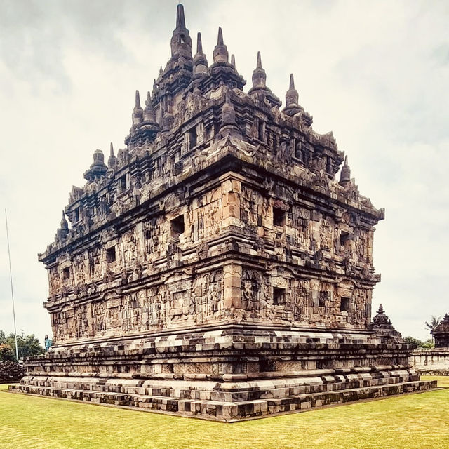 🌿✨ Plaosan Temple: Yogyakarta’s Twin Temples of Love & Harmony – A Solo Traveler’s Guide