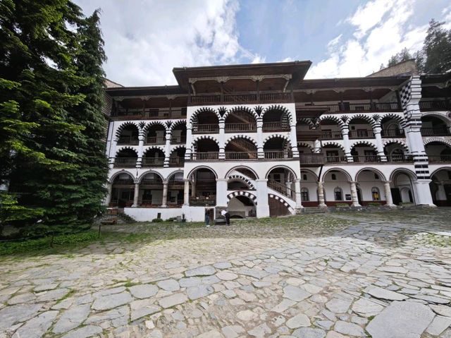 色彩斑斕的東正教傑作#里拉修道院 (Rila Monastery)-保加利亞丘斯滕迪爾州