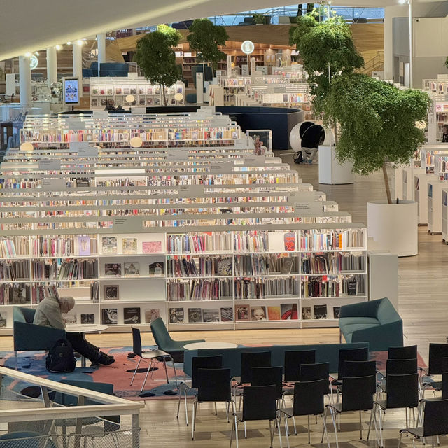 🇫🇮ヘルシンキの未来型読書パラダイス 📚✨