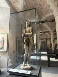 🖼️ Louvre Museum: A Timeless Treasure in the Heart of 