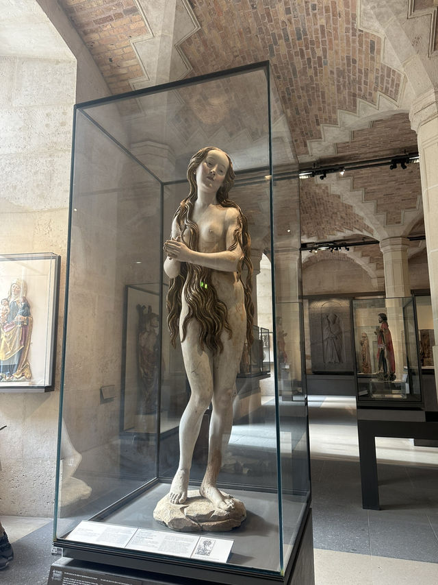 🖼️ Louvre Museum: A Timeless Treasure in the Heart of 