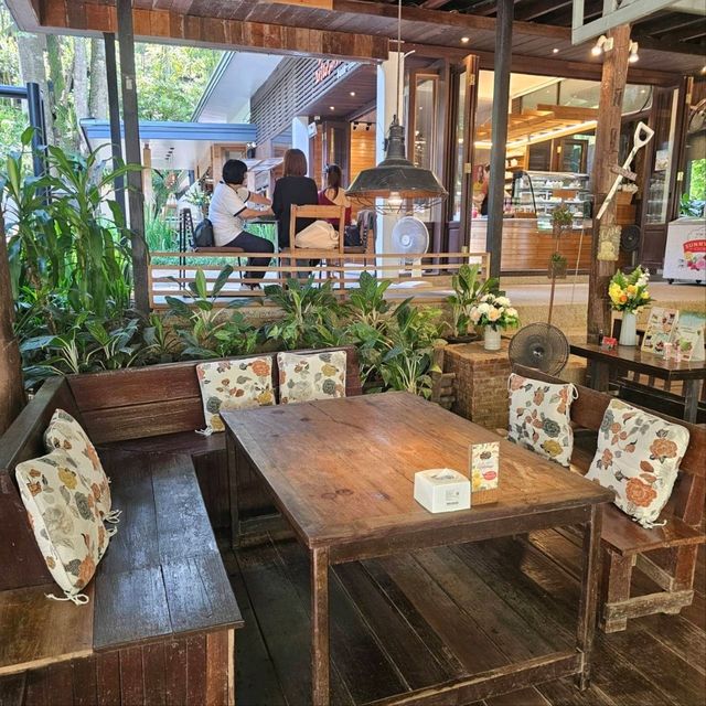 บ้านสวนกาแฟ ร้านอาหาร และกาแฟ ริมลำธาร