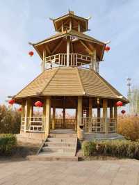 Autumn Tints Beside the Fish-Watching Pavilion
