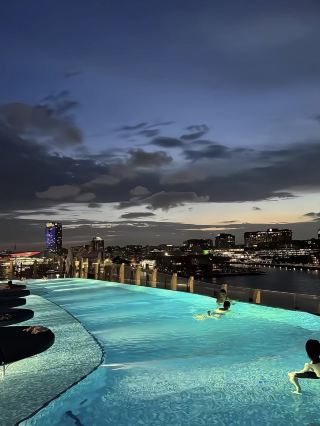 悉尼之旅，最期待嘅環節肯定係住悉尼皇冠天和塔豪華酒店。酒店坐落於Barangaroo新地標區，將悉尼港嘅壯麗風光收納在每個房間窗外。住得唔止舒服，出行去歌劇院、海港大橋、環型碼頭等人氣景點都方便到爆，10-20分鐘車程就到，唔怕塞車唔怕走遠路！最貼心係晚上有機會睇到悉尼港煙花秀，氛圍感即刻拉滿〜

酒店地理位置真係冇得輸，出酒店行8分鐘就到達令港輕軌站，無論日頭舊城區行街Shopping，定夜晚去碼頭散步睇夜景都超順路。周邊新式建築同現代都市氛圍好有型，想搵靚相打卡絕對唔少地方可以影。夜晚返酒店，無論係大堂玻璃幕牆定房間窗邊，坐住望住燈火通明嘅港灣，感覺自己都係城市主角。

房間設計現代又激豪，床褥超舒服，尤其係一推窗就見到城市景同遠處歌劇院同大橋嘅影子，日頭光線充足，室內空間亦都寬敞，住幾日都唔覺得侷促。浴室設備齊全，部分房型仲可以浸浴都睇得到海景，Chill爆！酒店公共設施好齊，無邊泳池係網紅打卡必去，夜晚沿住泳池走道，可以見到整個現代城市嘅璀璨夜景。健身房、酒吧、餐廳都有唔同風格，適合各種度假需求。

餐飲方面，早餐自助選擇多元，鍾意中餐可以去粵菜餐廳，西餐、意大利餐廳同高級酒吧都好受歡迎，擺盤同口味都有驚喜。酒店服務方面，職員大致都親切有禮，有問題都會盡量解決。不過都要留意少部分客人提過清潔方面有改善空間，仲有收費細節需留意清楚〜

行程Tip：返酒店晚飯後可以去泳池邊慢行，等睇市區夜景，好唔同感覺。悉尼出行唔一定要租車，酒店附近交通四通八達，Uber都幾方便。記得預留時間行埋Barangaroo周邊咖啡店同小店，會有新鮮感收穫。

酒店訂房貼士：建議提前book海景房，如果遇到旺季周末，一定要提早Check in防止排隊；訂餐最好問清楚包唔包早餐同服務費，價錢更清楚。

悉尼係一個超適合慢活同打卡嘅地方，住皇冠天和塔可以體驗城市同海港融合嘅獨特生活感。#悉尼酒店推薦 #悉尼自由行 #Barangaroo #城市打卡 #灣景房間