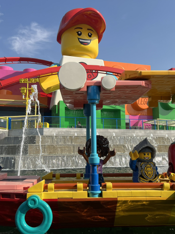 LEGOLAND Shanghai Resort is perfect for families with young children! 😍 Designed specifically for families with kids aged 2-12, the rides are mostly gentle and not too thrilling, such as Fire Rescue, Mini Train, Driving School, Boat Ride, and Roller Coaster, making it easy for the whole family to join in.
The park also features numerous giant LEGO models, recreating famous Chinese landmarks like The Bund in Shanghai, Shanghai IFC, and the Temple of Heaven in Beijing. These models are made with over 85 million LEGO bricks and are incredibly detailed, making them perfect for photos.
The overall crowd level is manageable, allowing for a relaxed experience. You can easily explore all 8 themed areas in a day without feeling rushed. However, the dining options inside the park are limited, so it's recommended to eat at nearby shopping streets or malls (which offer more variety) and then return to the park to continue your adventure.
Located in Fengjing, Jinshan District, it is a bit far from Shanghai city center. It took us about 1.5 hours by car, so make sure to allocate extra time for transportation.