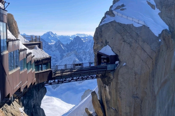 skiing-aiguille-du-midi-extreme-iconic-trip-chamonix-mont-blanc