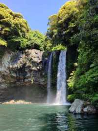 A dreamy waterfall in the heart of Jeju!🌿🌈