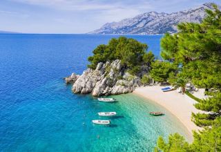 The Bluest Beach in the World? Albania’s Mirror Beach Is Breaking the Internet 💙🌊