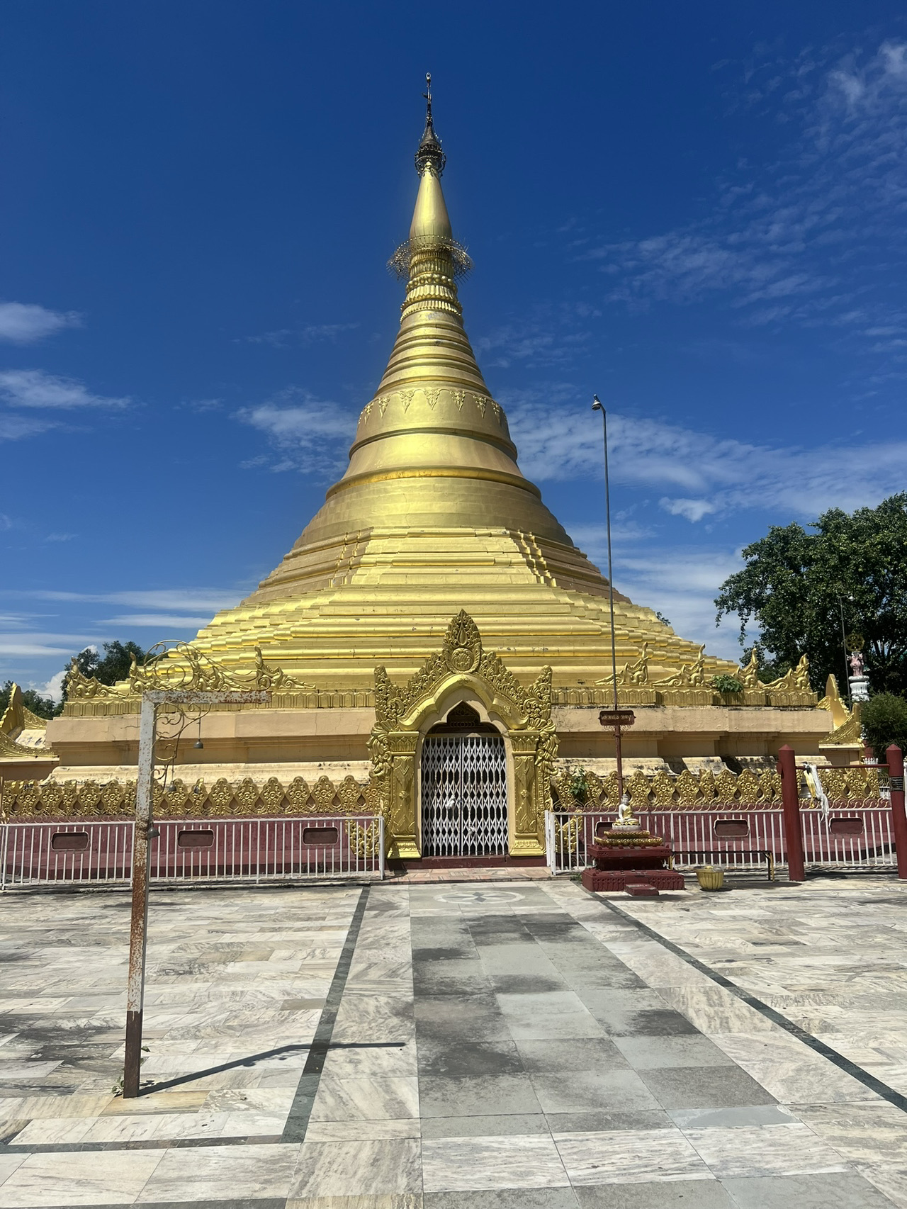 ลุมพินี: สถานที่แห่งความสงบ

ลุมพินีมีความเงียบสงบอย่างอ่อนโยนที่ค่อยๆ ซึมซาบเข้ามา วัดมายาเทวี ซึ่งเป็นสถานที่ประสูติของพระพุทธเจ้า ให้ความรู้สึกสงบและมั่นคง ล้อมรอบด้วยธงภาวนา ซากปรักหักพังโบราณ และสระน้ำศักดิ์สิทธิ์ที่สงบเงียบ เขตอารามก็เพิ่มความงดงามในแบบของตัวเอง—อารามจากประเทศต่างๆ แต่ละแห่งมีการออกแบบที่เป็นเอกลักษณ์ เรียงรายไปตามทางเดินที่เงียบสงบ การเดินผ่านอารามเหล่านี้ให้ความรู้สึกเหมือนเดินผ่านโลกแห่งความศรัทธาอันเงียบสงบ
การเดินทางไปยังลุมพินีนั้นง่าย จากกาฐมาณฑุ คุณสามารถบินไปยังไภรหวะได้ในเวลาไม่นาน จากนั้นขับรถต่ออีกไม่นานก็จะถึงที่นั่น การเดินทางโดยรถยนต์ก็เป็นไปได้เช่นกัน โดยใช้ทางหลวงสายตะวันตกไปยังที่ราบลุ่มที่อบอุ่นกว่า จนกระทั่งมองเห็นทางเข้าลุมพินีอันเงียบสงบ
